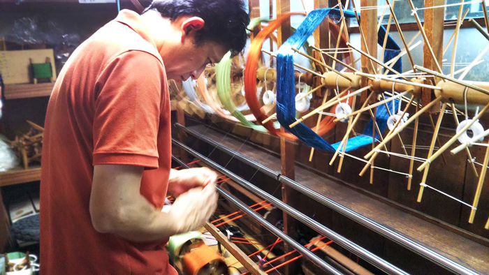 糸繰り作業光景