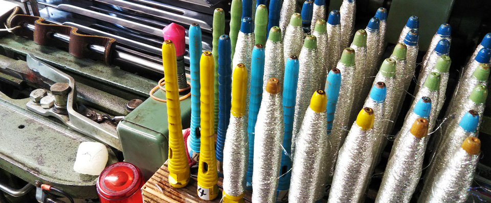 管に巻いた銀糸